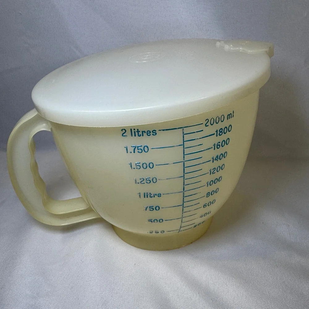 Vintage Tupperware Mix-N-Stor 2 Quart‎ Measuring Pitcher with Lid 1243 Cream
